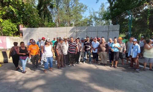 ASIPONA pone muro y bloquea acceso a escadores a Playa Norte