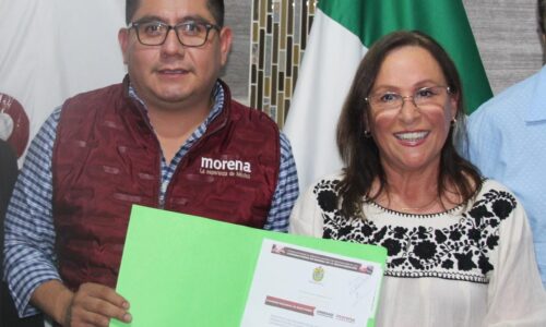 Esteban Ramírez Zepeta recibe registro simbólico de Rocío Nahle como aspirante a la Coordinación Estatal en Defensa de la Transformación