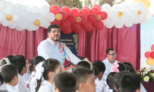 Zenyazen Escobar recorre escuelas en Agua Dulce