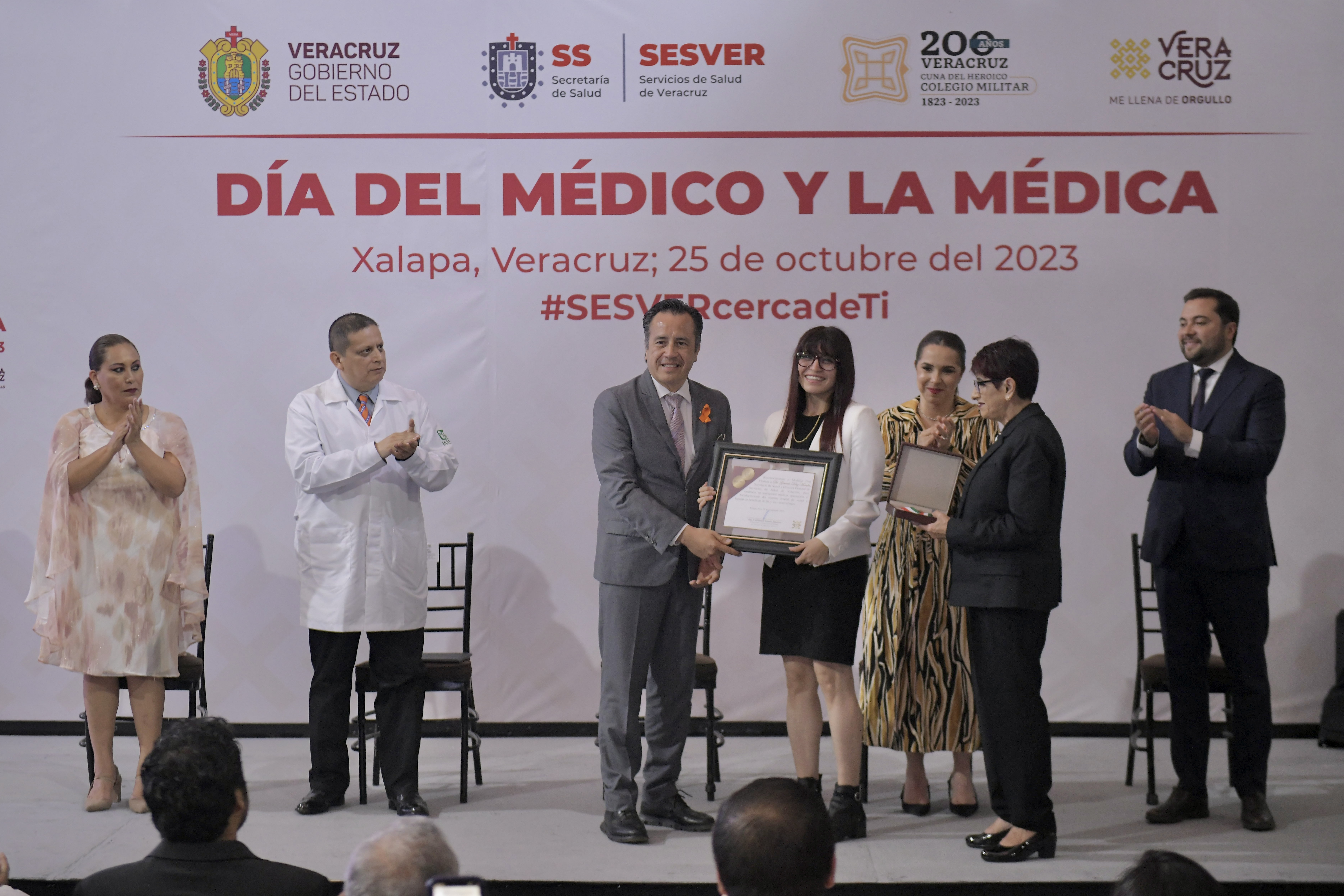 Entrega Gobernador Medalla al Mérito al médico Roberto Peralta Juárez