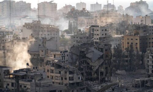 Bombardeo en hospital de Gaza deja centenas de víctimas: «Fue el otro equipo», dice Biden