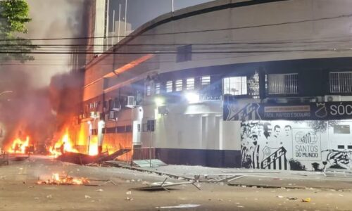 Caos en Santos: Quema de vehículos y protestas tras descenso histórico del club brasileño