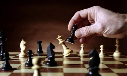 Propuesta de enseñanza obligatoria de ajedrez en escuelas despierta debate y críticas