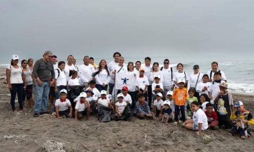 Voluntarios y alumnos de primaria limpian 6 kilómetros de playa en Alvarado