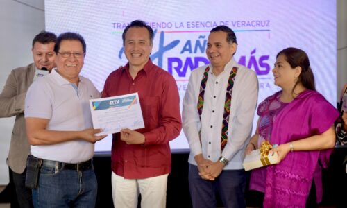 En su 24 aniversario, reconoce Cuitláhuac García labor comunitaria de RadioMás