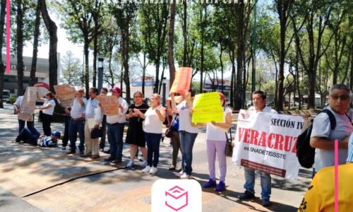 Sindicalizados del ISSSTE bloquen Avenida Xalapa en demanda de respeto laboral