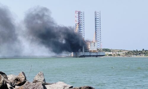 Incendio de plataforma marítima en Alvarado