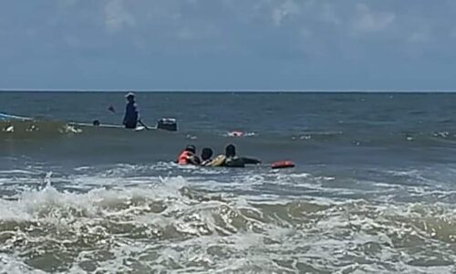 SSP rescata a dos menores arrastrados por el mar en Chachalacas