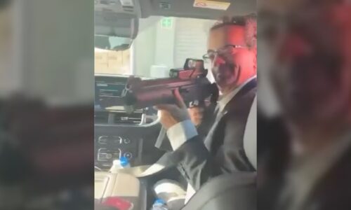 Reino Unido despide a embajador en México por video polémico con un rifle