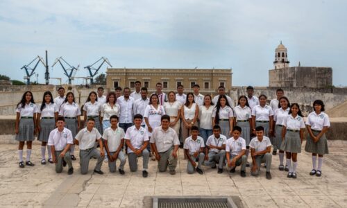 Logran estudiantes jamapeños foto de fin de curso en fortaleza de San Juan de Ulúa