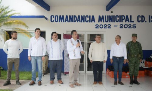 Cuitláhuac García entrega equipamiento a policías de Isla