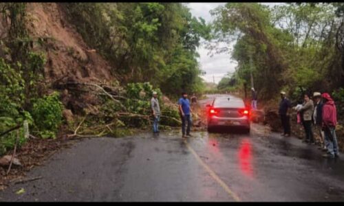 Cierran vialidad en carretera Totutla – Xalapa por deslave