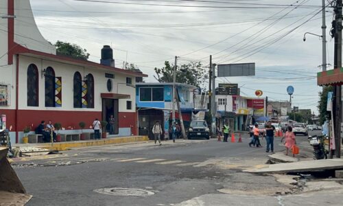 Implementan nueva circulación hacia Xalapa en calle principal de Las Trancas