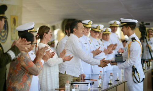 Nuevos oficiales de la Armada egresan en Veracruz; gobernador Cuitláhuac se une a reconocimiento